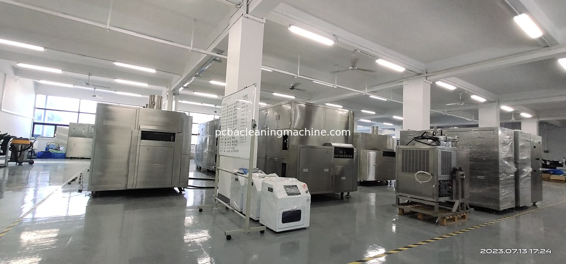 PCBA batch type spray wash deflux machine dengan 3 spray manifold 2 layer PCBA basket 1wash cabinet